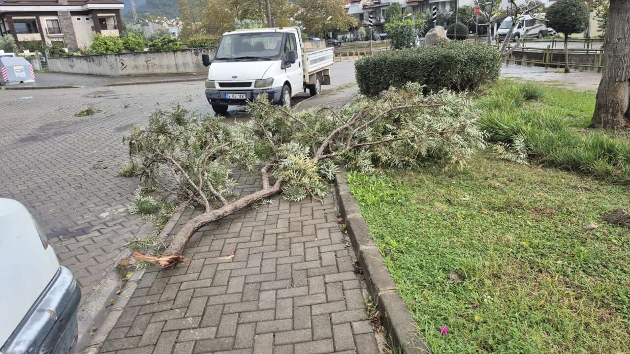 Marmaris’te Fırtına ve Sağanak Yaşamı Olumsuz Etkiledi 1